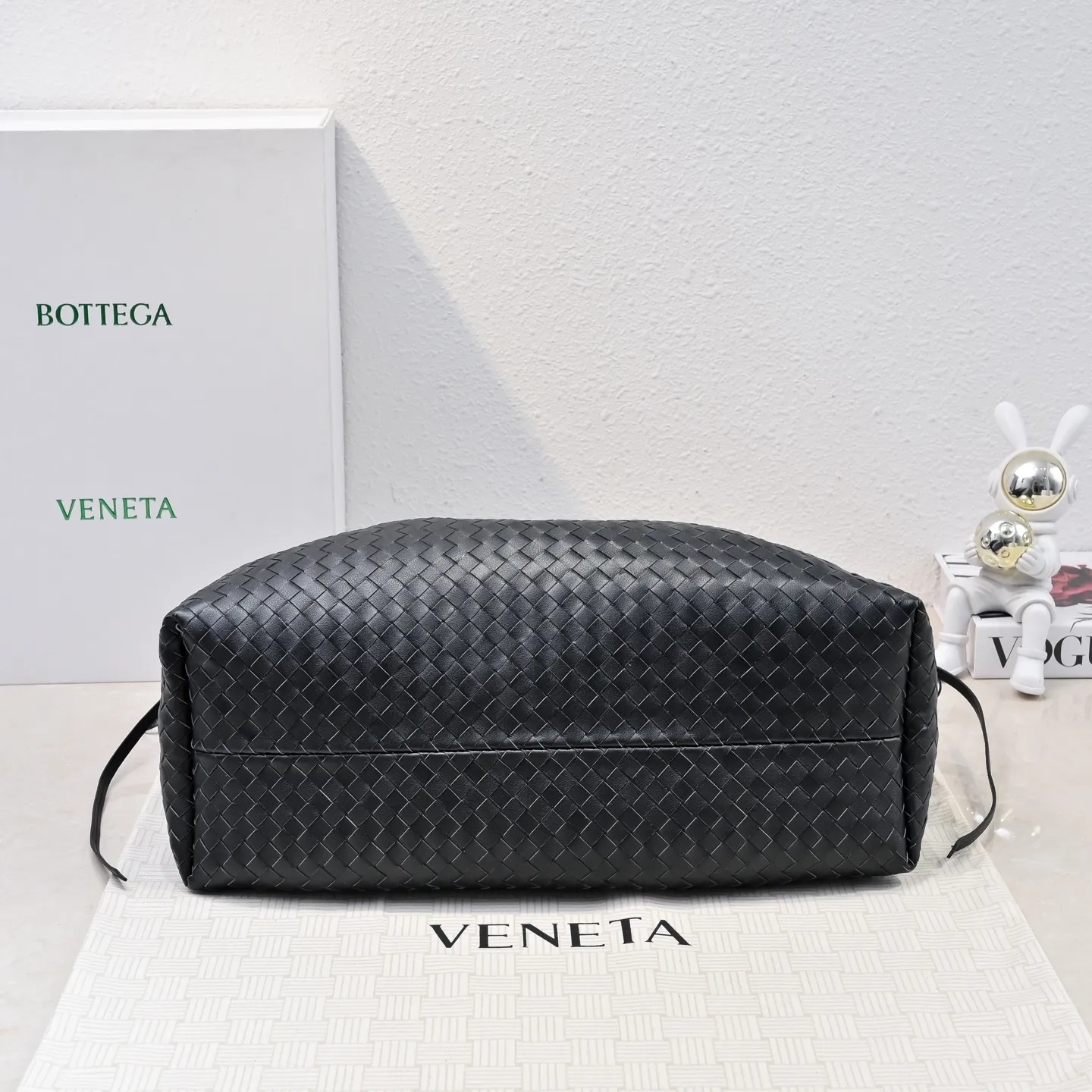 Batch 2360 Bv 2025 early spring series Pinacoteca medium tote handbag. The front is made of classic Intreccia woven cow leather. It is low-key and luxurious. The flip side is made of warm suede. It instantly switches to a lazy and casual style. It has a large internal capacity. It is no pressure to carry a computer for commuting. It is also thoughtfully matched with a small detachable bag. It is full of security. The woven texture is so delicate that you can't put it down. The highlight is that it is super versatile. Come and get your new bag😝 Model: 7166 Size: 23*43*14.5cm